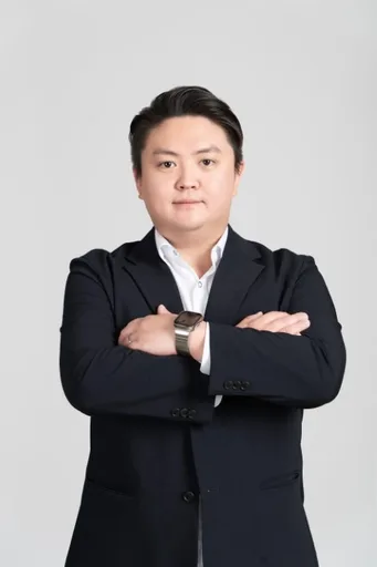 Kwangseok Hong portrait
